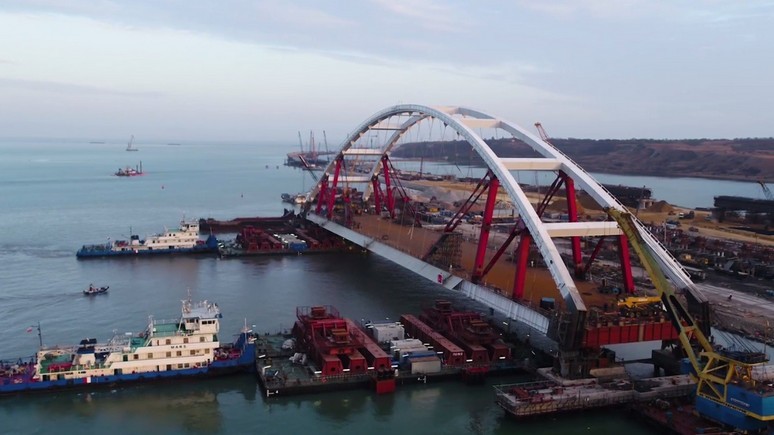 Daily Mail: на Крымский мост устанавливают автодорожную арку