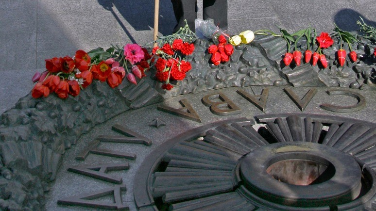 Вандалы залили цементом Вечный огонь в Киеве
