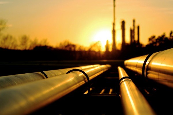 Нефть дешевеет, но остановка крупного трубопровода поддерживает цены