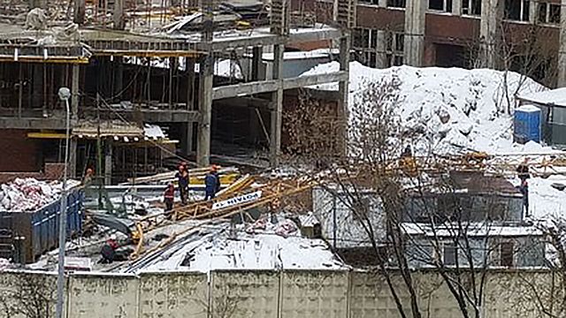 На стройплощадке на западе Москвы упал 20-метровый кран, погиб рабочий