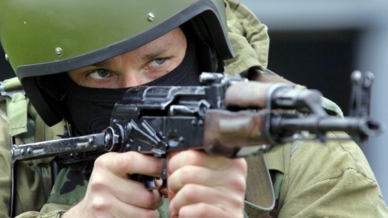Из грязи в цель: западные СМИ назвали разницу между АК-47 и М16